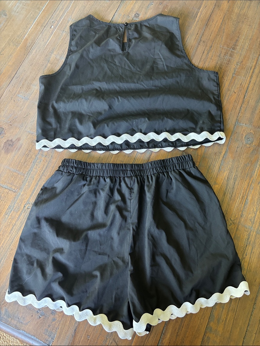 SHEIN size L black with white scalloped trim cropped tank and short set - Picture 2 of 12